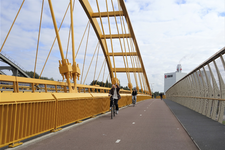 853553 Gezicht op het fietspad op de Hogeweidebrug (Gele Brug) te Utrecht.